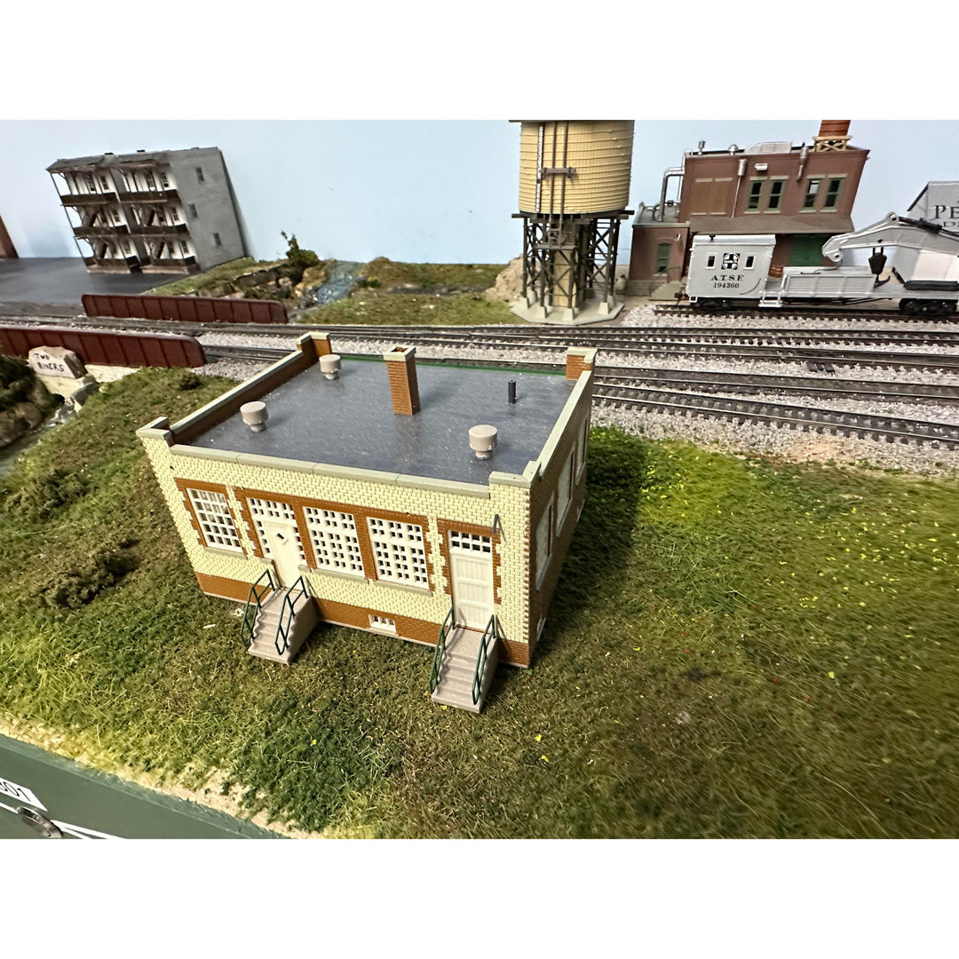 HO Scale used building - Beige Small Office