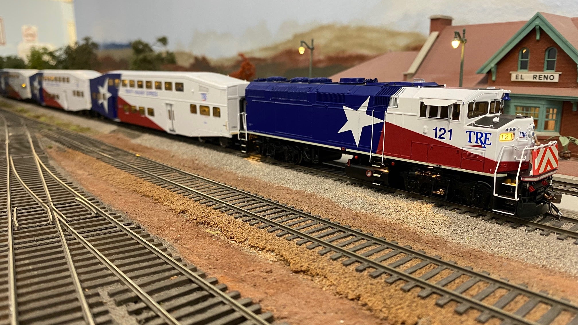 Bi-Level Commuter Cars and the GMD F59PH